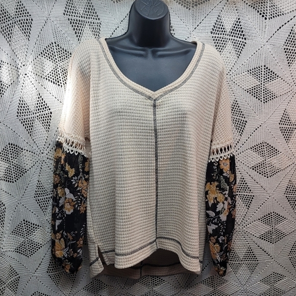 True self size large top with sheer floral sleeves and crochet trim - Picture 1 of 16